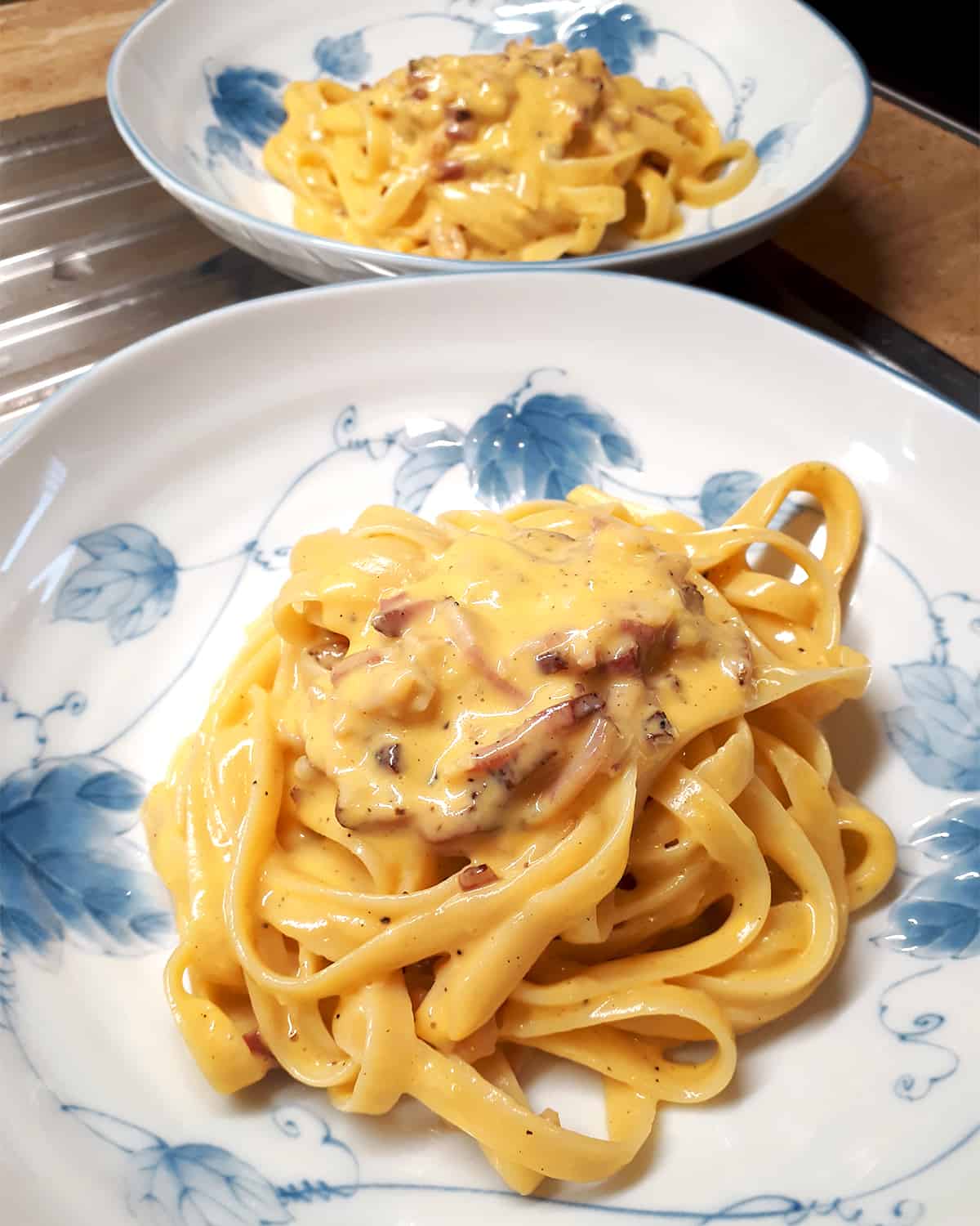 Einfaches Rezept für eine cremige Spaghetti Carbonara ohne Sahne
