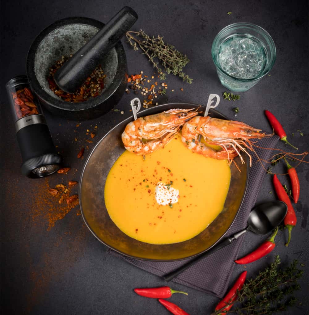 Karotten-Chili-Suppe mit gebratenen Riesengarnelen