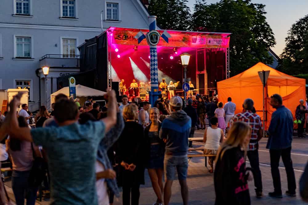 Band auf Bühne mit Zuschauern - 950 Jahre Haar