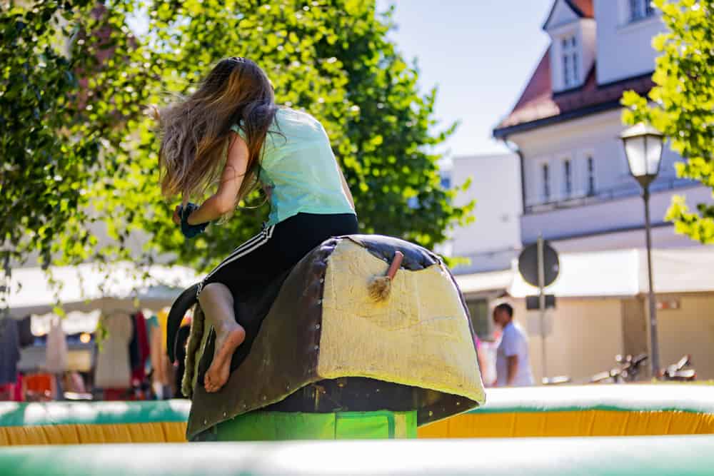 Mädchen auf Bullridinganlagen - 950 Jahre Haar