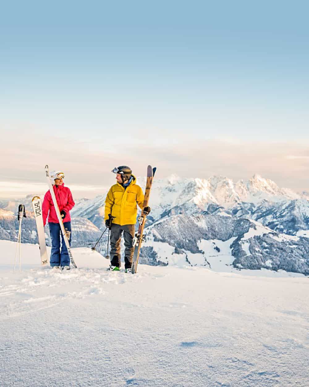 Skifahrer vor Winter-Bergkulisse in den Kitzbueheler Alpen