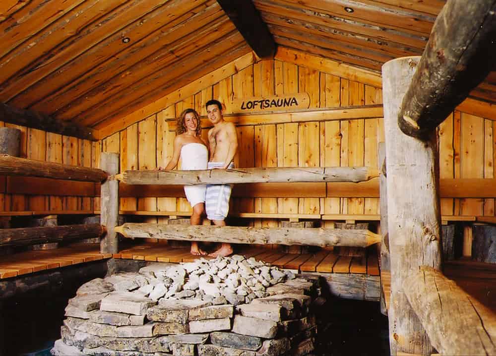 Paar in der Erd-Loft-Sauna