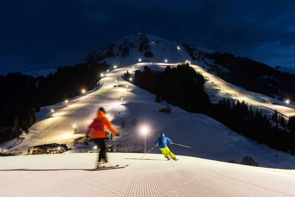 Skifahrer auf einer beleuchteten Piste