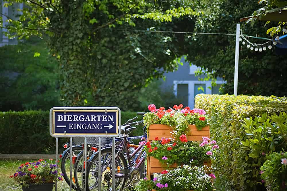 München öffnet seine Biergärten, Biergarten Eingang; Foto: Sven Mieke