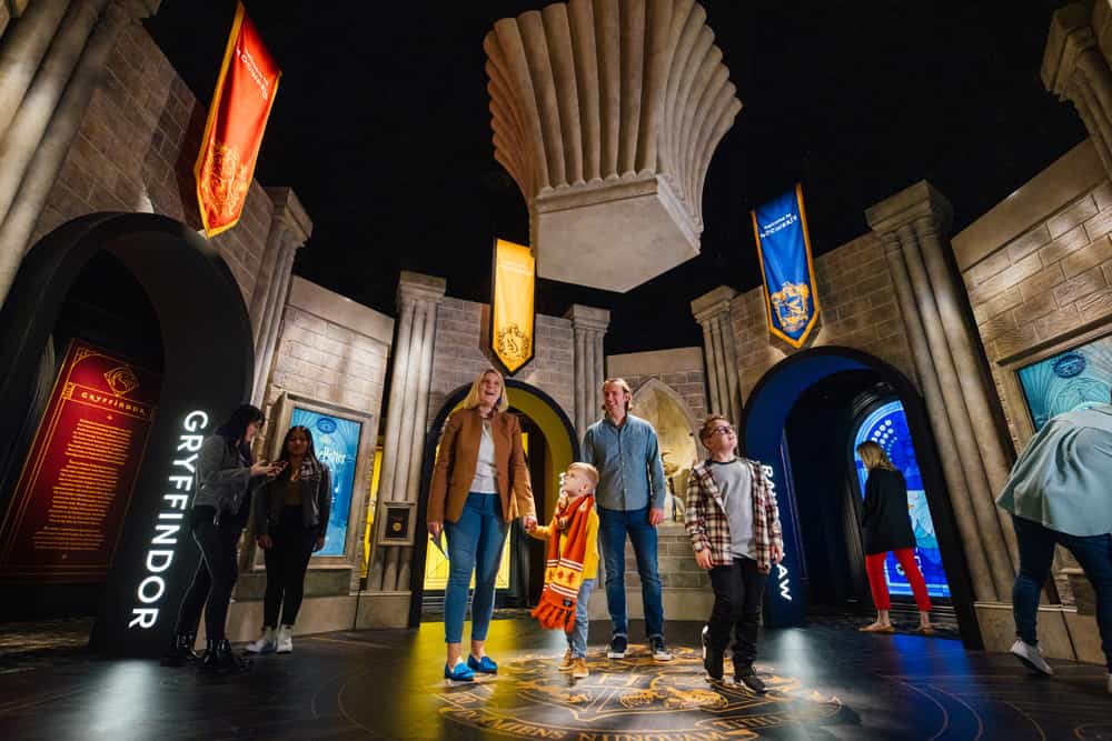Familie steht im Eingangsbereich der Harry Potter Ausstellung
