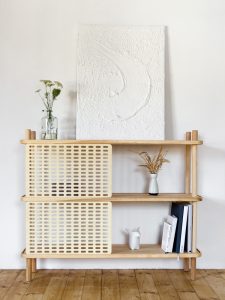 Holzregal mit einem weißen Bild