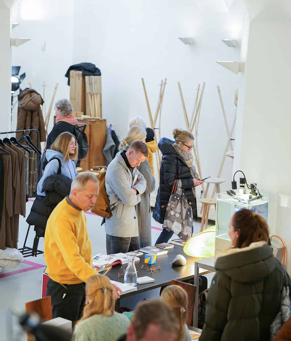 Besucher auf einer Designmesse