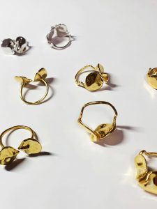 verschiedene Ringe auf heller Oberfläche