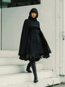 Model mit Mantel