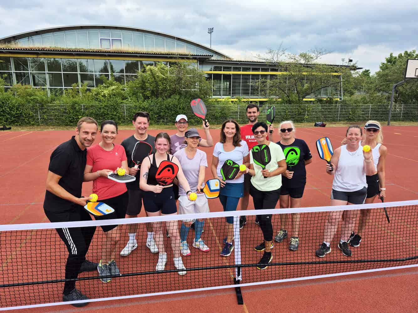 Pickleball-Spieler auf einem Feld