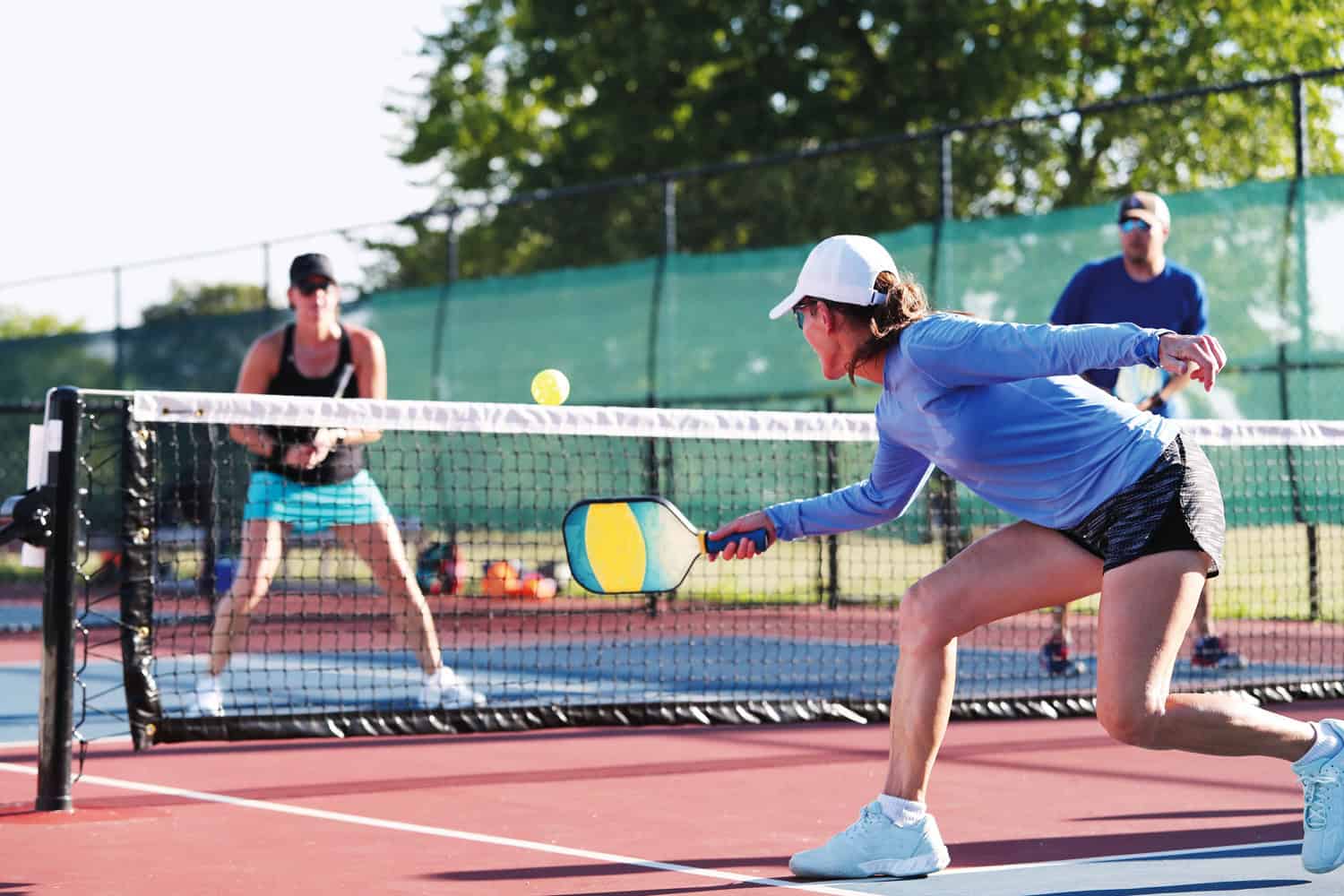 Eine Frau spielt einen Dink beim Pickleball