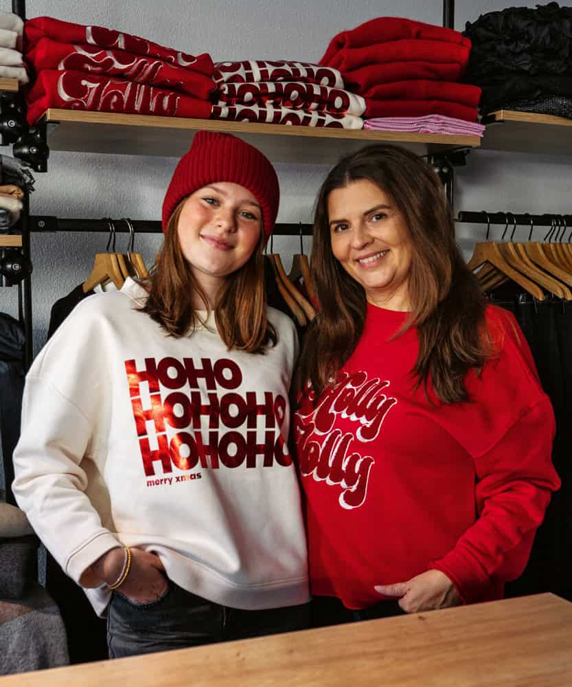 2 Verkäuferinnen im Weihnachtslook