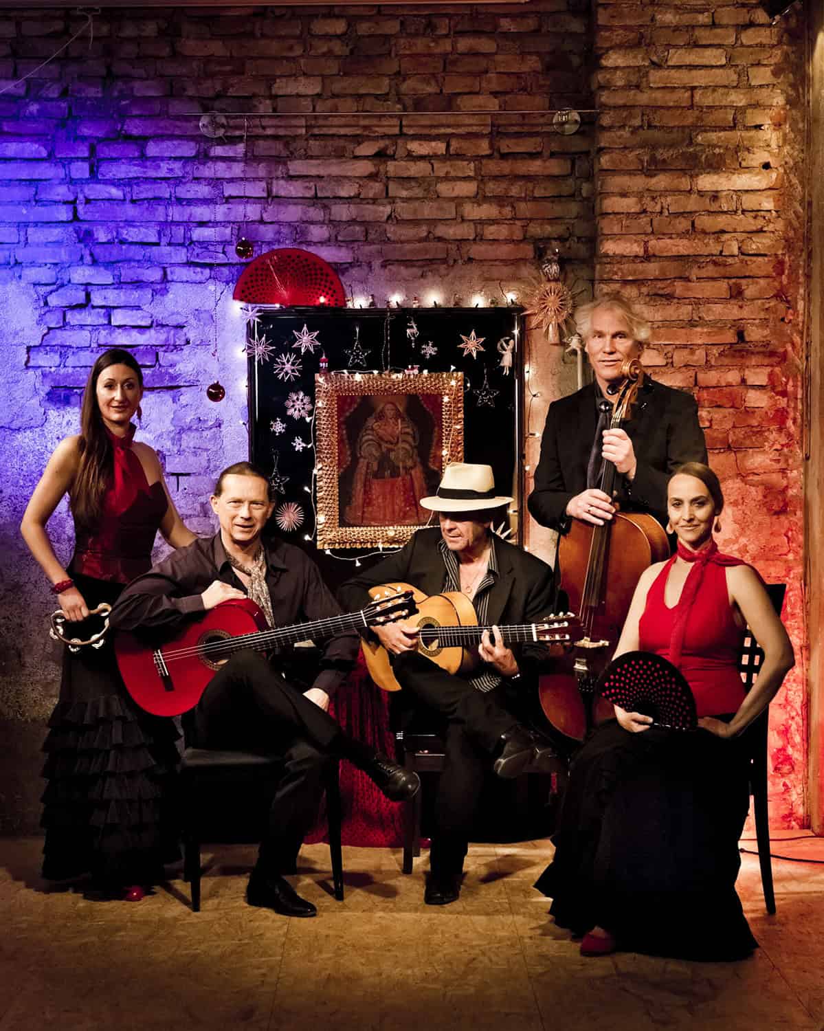 Band mit Instrumenten und Kostümen