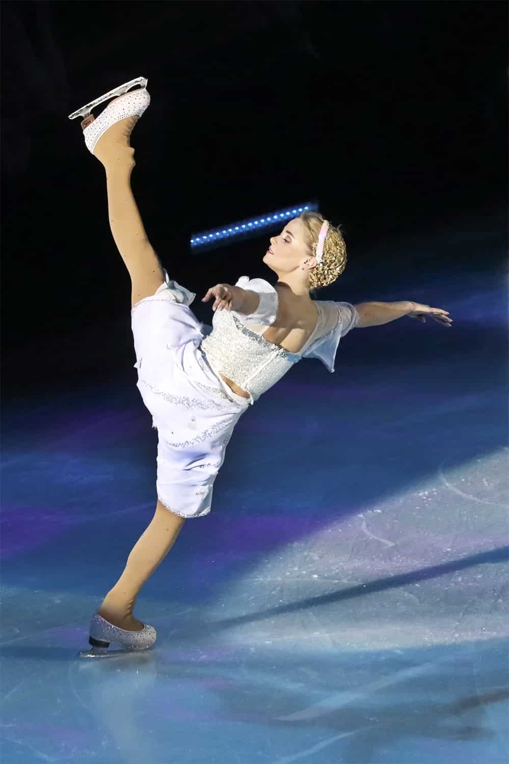 Eisläuferin, die in einer Show Aschenputtel spielt