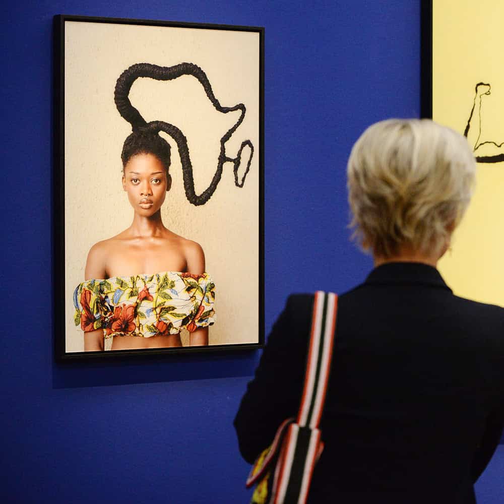 Frau von hinten in einer Kustausstellung