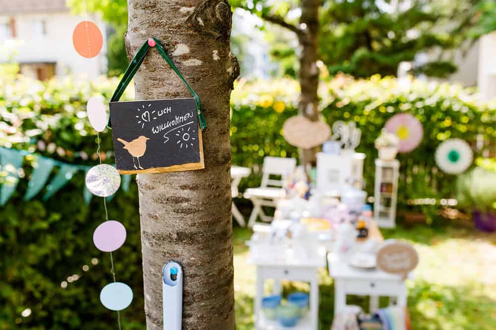 Flohmarkt in einem Garten