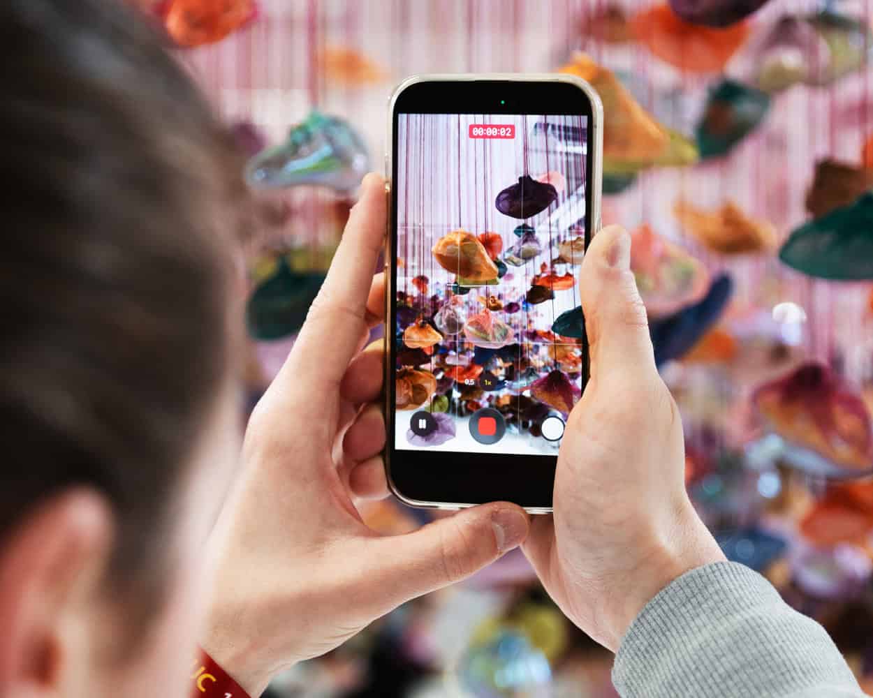 Person nimmt eine Kunstinstallation auf