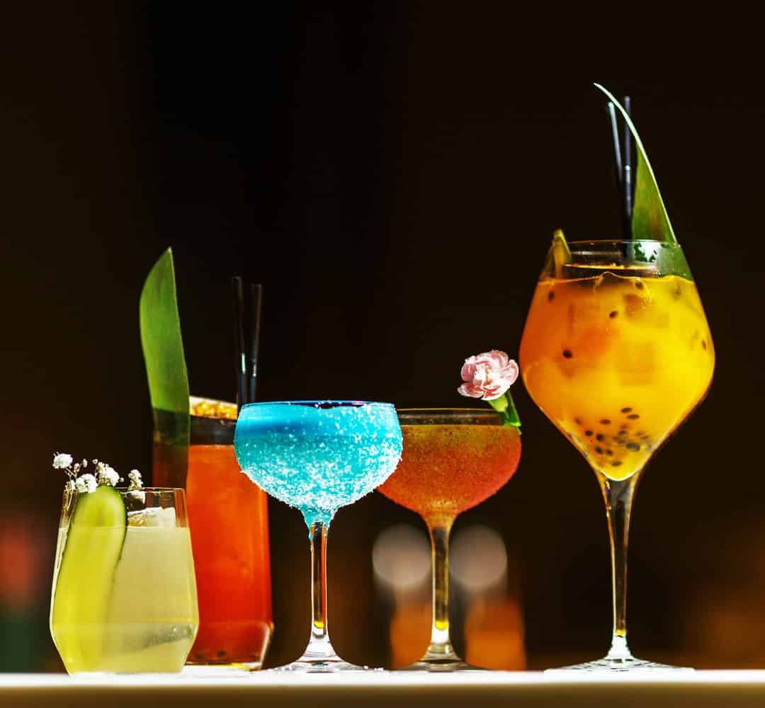 verschiedene Cocktails aufgereiht