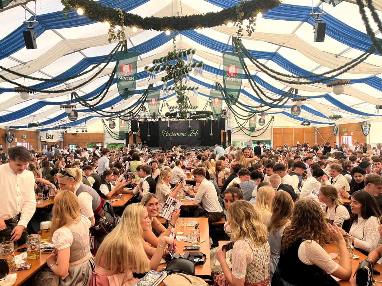 Publikum im Festzelt in Tracht