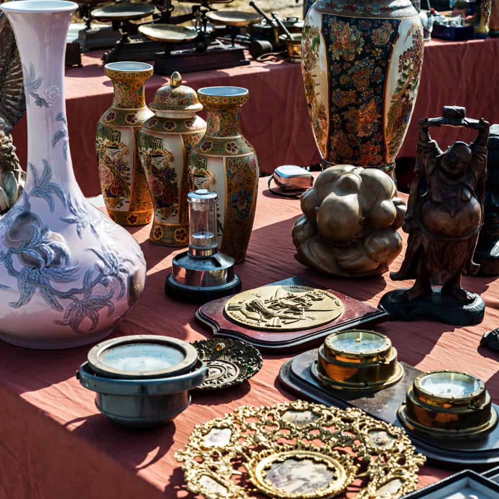 Artikel, die auf einem Antiquitätenmarkt zum Verkauf stehen