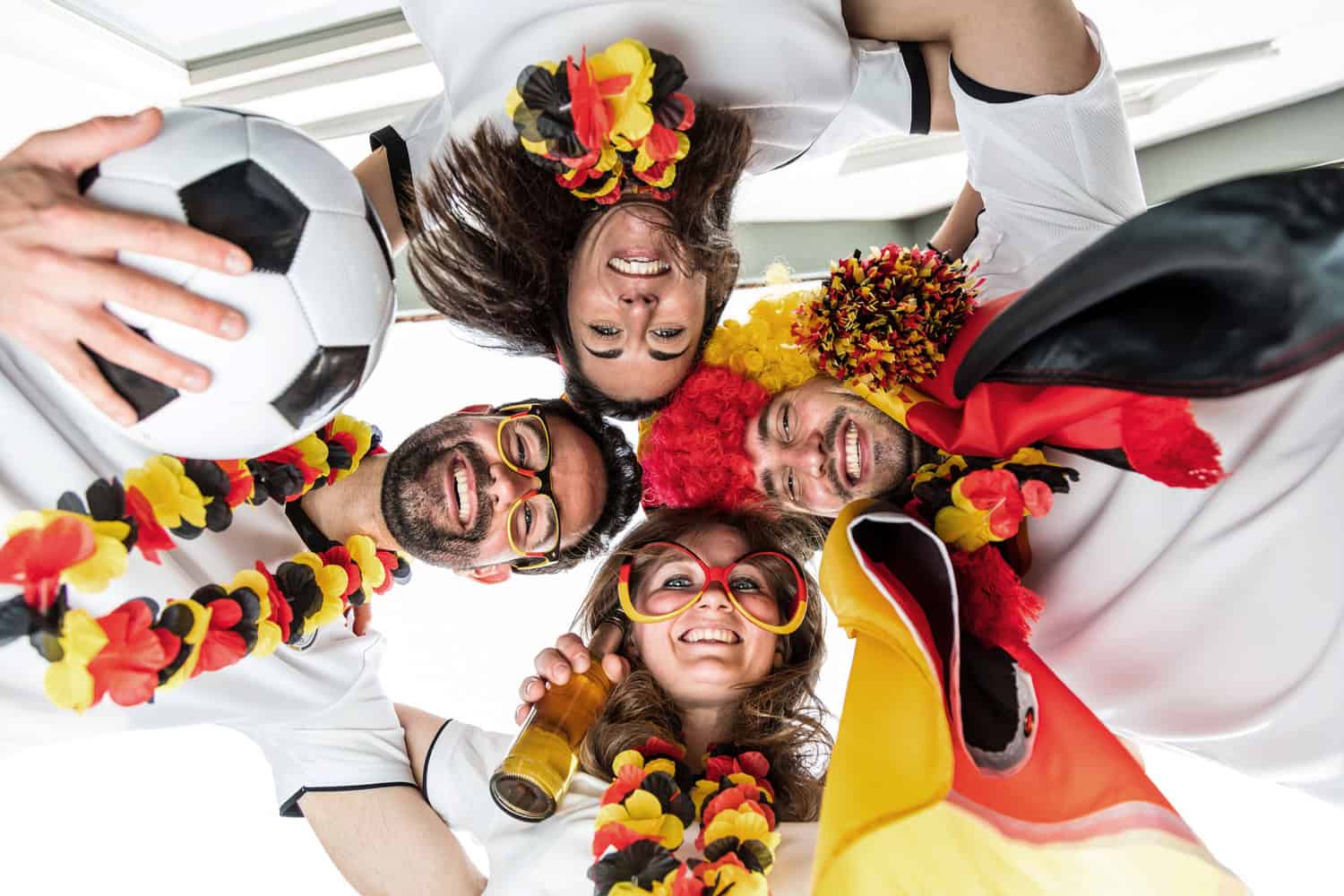 Glückliche deutsche fussball fans feiern meisterschaft sieg