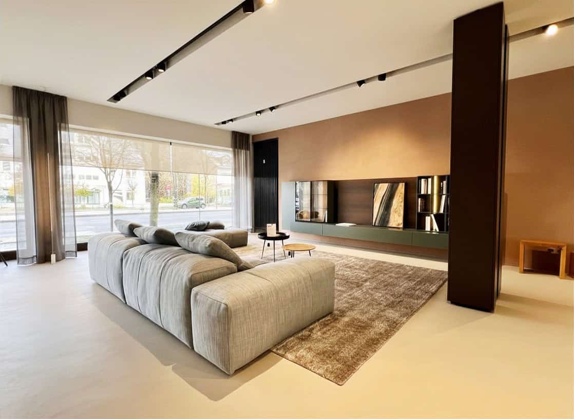 Sofa in einem Ausstellungsraum