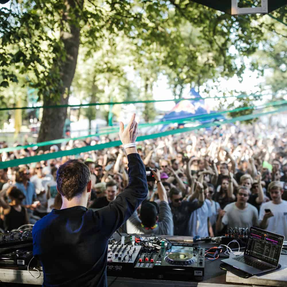 DJ vor Publikum auf einem Konzert