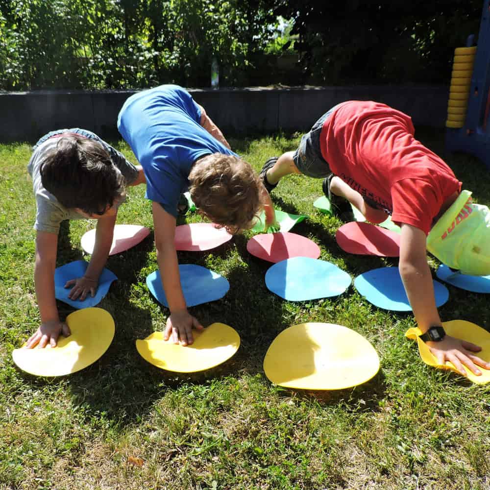 Kinder spielen beim Spielbus
