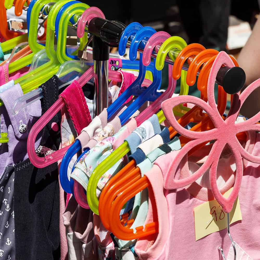 Kinderkleidung auf einer Kleiderstange